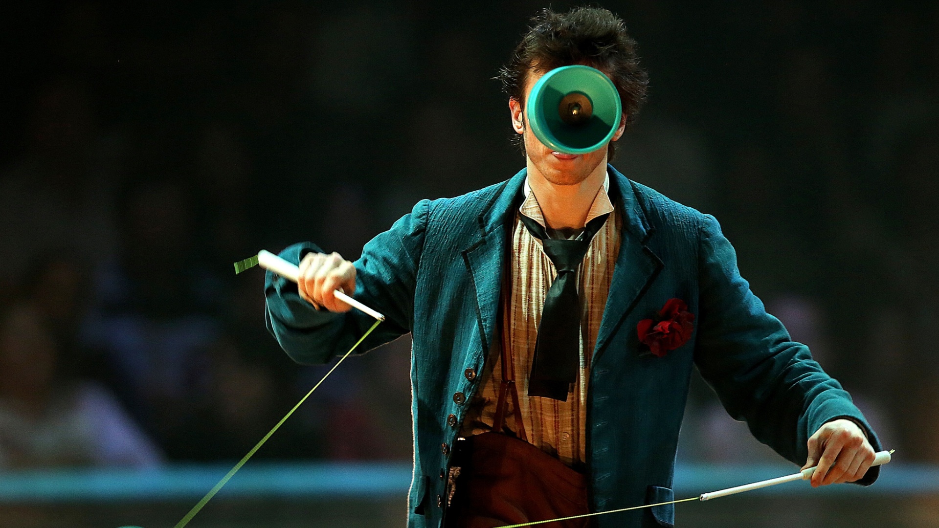 29.mar.2013 - Criado pelo ítalo-suíço Daniele Finzi Pasca, "Corteo" apresenta a história do funeral de um palhaço. O espetáculo do Cirque du Soleil, com 17 números, teve sessão especial no Parque Villa-Lobos, em São Paulo - Flávio Florido/UOL