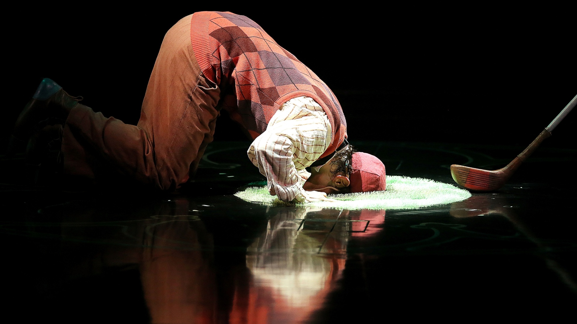 29.mar.2013 - Criado pelo ítalo-suíço Daniele Finzi Pasca, "Corteo" apresenta a história do funeral de um palhaço. O espetáculo do Cirque du Soleil, com 17 números, teve sessão especial no Parque Villa-Lobos, em São Paulo - Flávio Florido/UOL