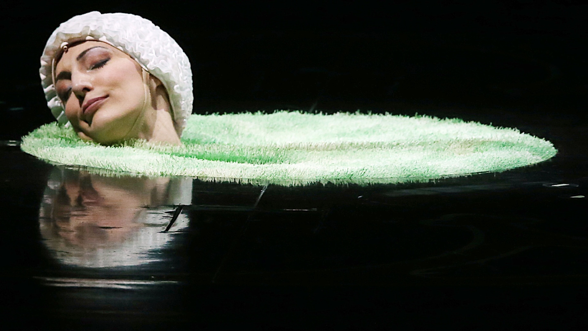 29.mar.2013 - Criado pelo ítalo-suíço Daniele Finzi Pasca, "Corteo" apresenta a história do funeral de um palhaço. O espetáculo do Cirque du Soleil, com 17 números, teve sessão especial no Parque Villa-Lobos, em São Paulo - Flávio Florido/UOL