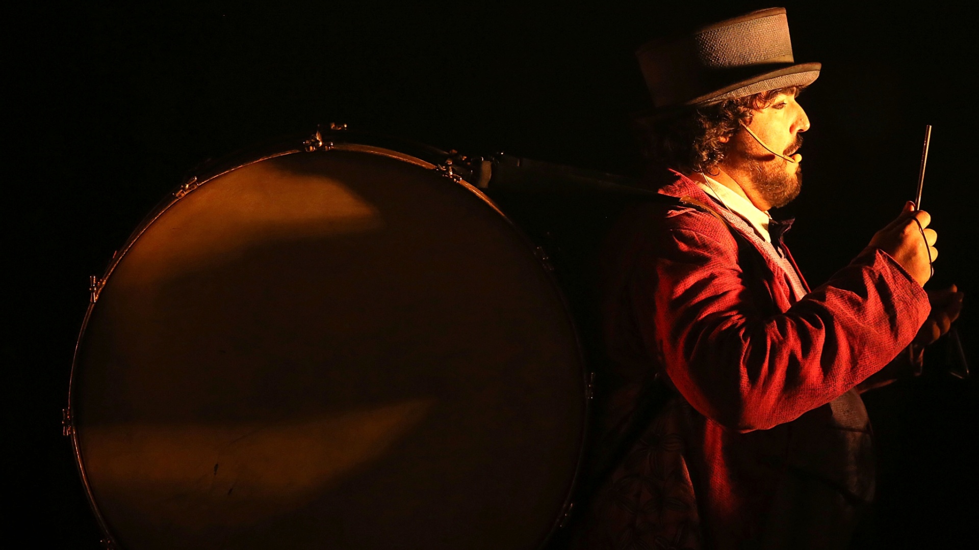 29.mar.2013 - Criado pelo ítalo-suíço Daniele Finzi Pasca, "Corteo" apresenta a história do funeral de um palhaço. O espetáculo do Cirque du Soleil, com 17 números, teve sessão especial no Parque Villa-Lobos, em São Paulo - Flávio Florido/UOL