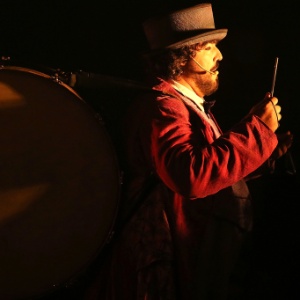 29.mar.2013 - Criado pelo ítalo-suíço Daniele Finzi Pasca, "Corteo" apresenta a história do funeral de um palhaço. O espetáculo do Cirque du Soleil, com 17 números, teve sessão especial no Parque Villa-Lobos, em São Paulo - Flávio Florido/UOL