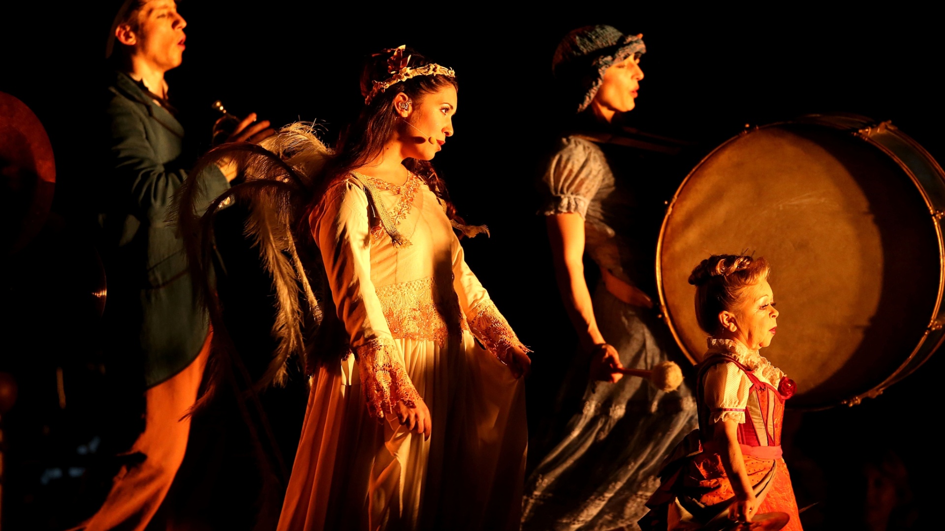 29.mar.2013 - Criado pelo ítalo-suíço Daniele Finzi Pasca, "Corteo" apresenta a história do funeral de um palhaço. O espetáculo do Cirque du Soleil, com 17 números, teve sessão especial no Parque Villa-Lobos, em São Paulo - Flávio Florido/UOL