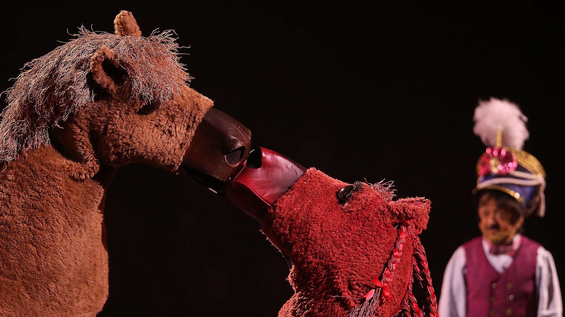 29.mar.2013 - Criado pelo ítalo-suíço Daniele Finzi Pasca, "Corteo" apresenta a história do funeral de um palhaço. O espetáculo do Cirque du Soleil, com 17 números, teve sessão especial no Parque Villa-Lobos, em São Paulo - Flávio Florido/UOL