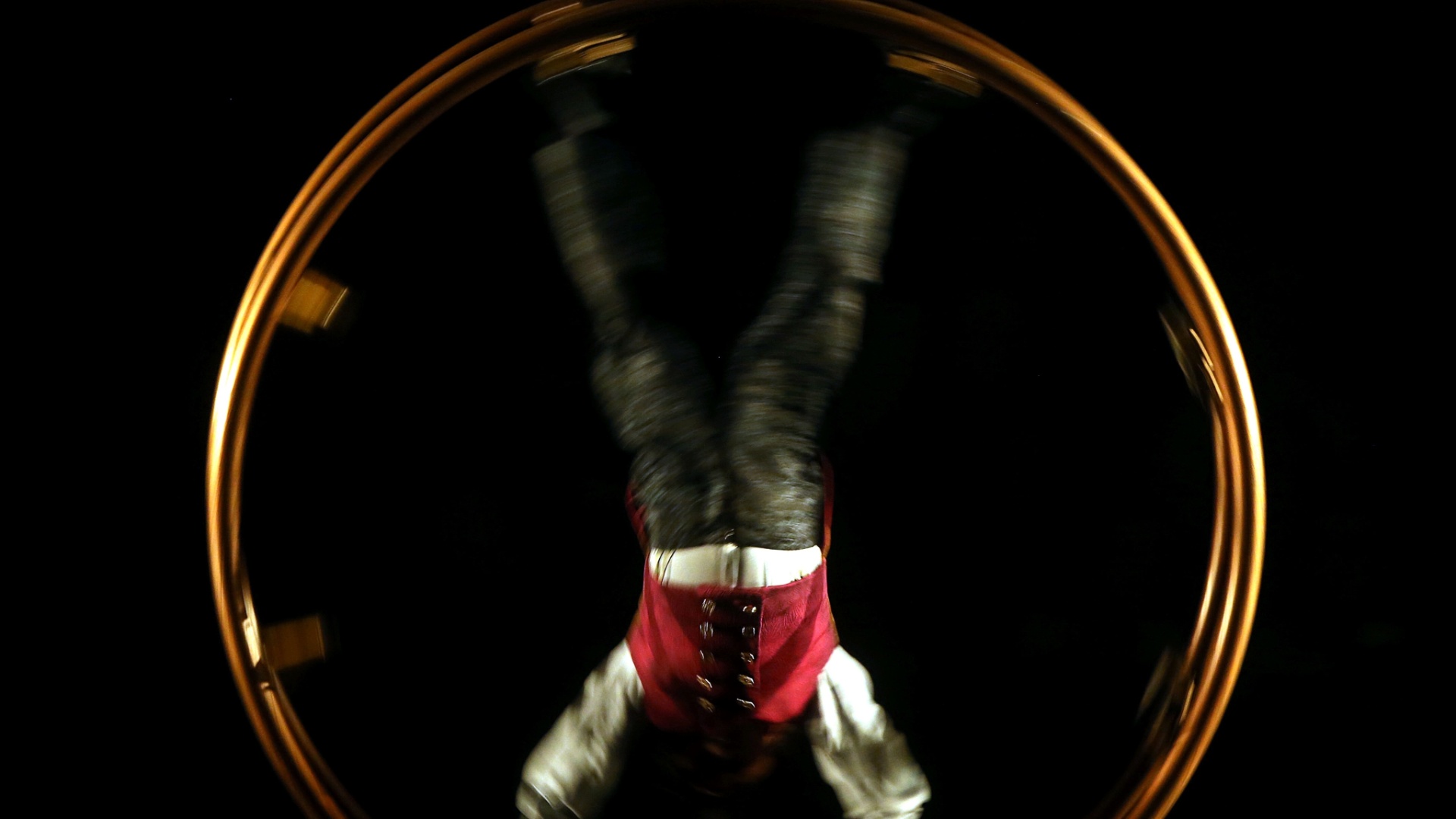 29.mar.2013 - Criado pelo ítalo-suíço Daniele Finzi Pasca, "Corteo" apresenta a história do funeral de um palhaço. O espetáculo do Cirque du Soleil, com 17 números, teve sessão especial no Parque Villa-Lobos, em São Paulo - Flávio Florido/UOL