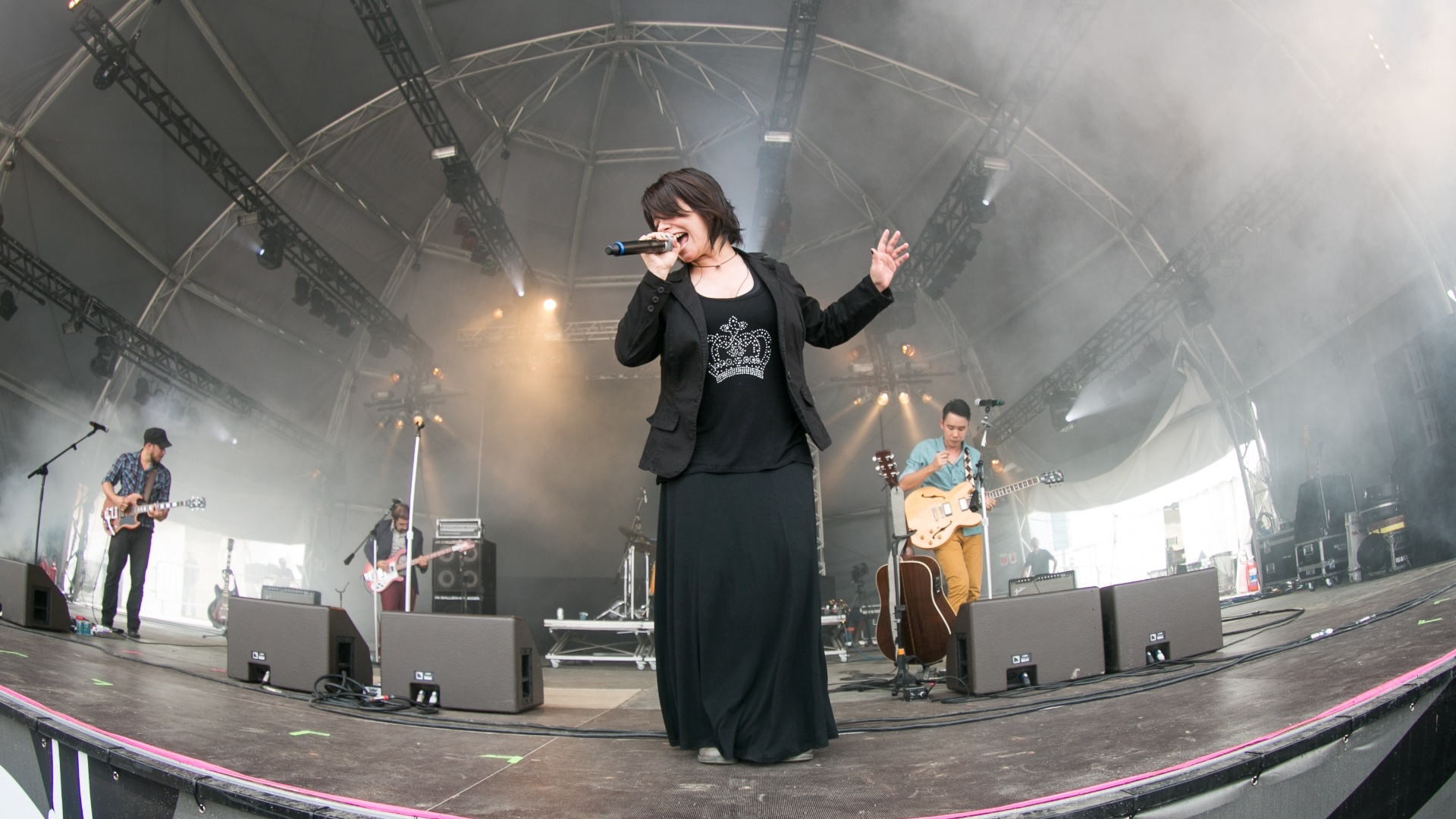 30.mar.2013 - A banda brasileira de rock alternativo e indie pop Ludov se apresenta no Alternativo Stage durante o segundo dia do Lollapalooza Brasil 2013 - Divulgação