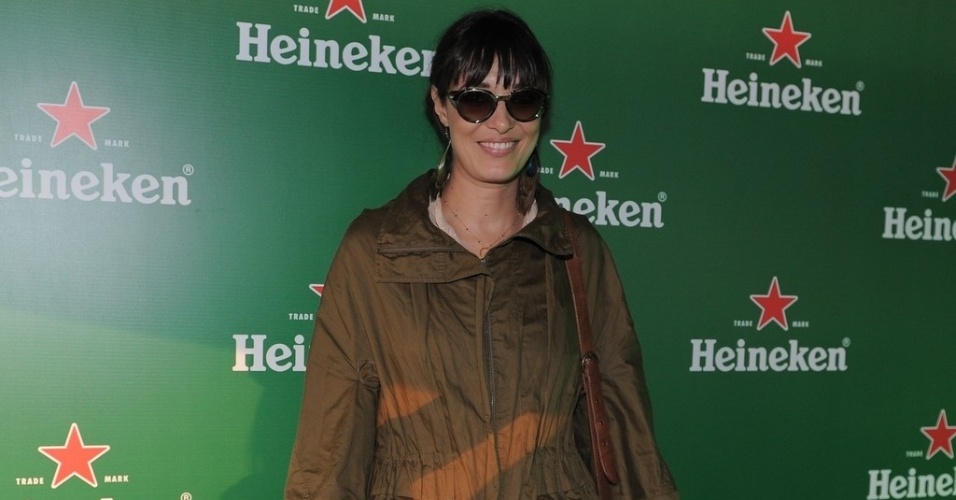 30.mar.2013 - A ex-modelo Lara Gerin posa para fotos na área vip do festival Lollapalooza Brasil 2013