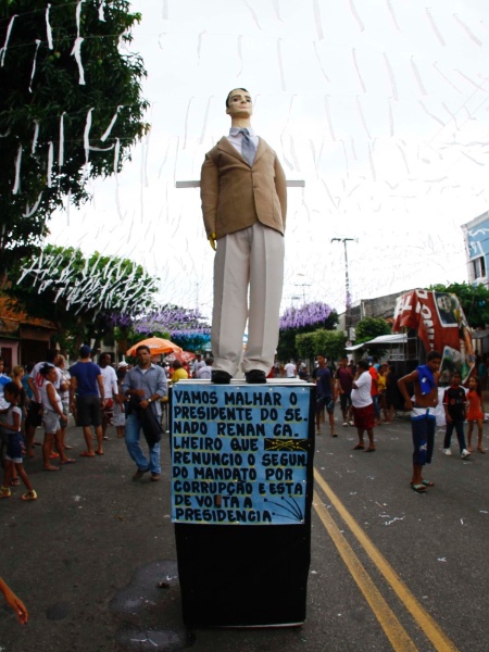 30.mar.2013 - Cartaz em boneco de Judas, em Belém (PA), pede a "malhação" do então presidente do Senado, Renan Calheiros (MDB) 30.mar.2013 - Cartaz em boneco de Judas, em Belém (PA), pede a "malhação" do então presidente do Senado, Renan Calheiros (MDB)