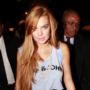 Lindsay Lohan resolveu trocar de clínica de reabilitação