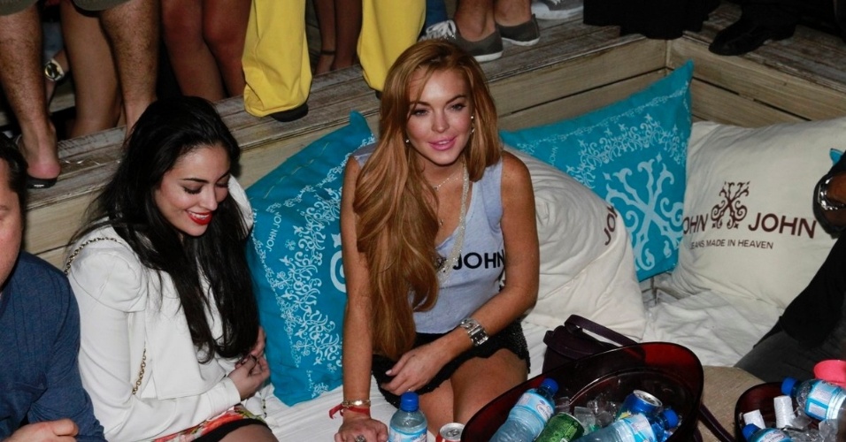 30.mar.2013 - Lindsay Lohan curte balada em Florianópolis. A atriz está no Brasil para participar de festa de uma marca de roupas