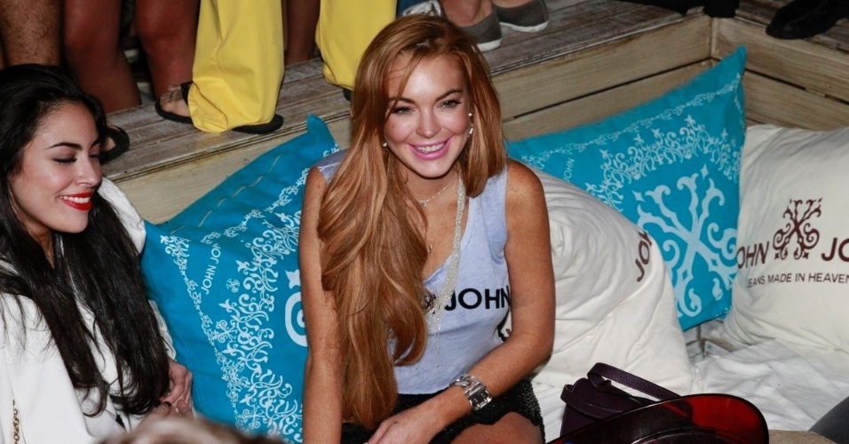 30.mar.2013 - Lindsay Lohan curte balada em Florianópolis