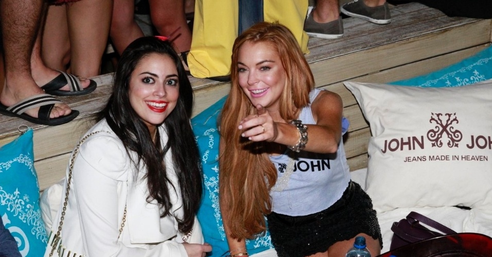 30.mar.2013 - Lindsay Lohan curte balada em Florianópolis. A atriz está no Brasil para participar de festa de uma marca de roupas