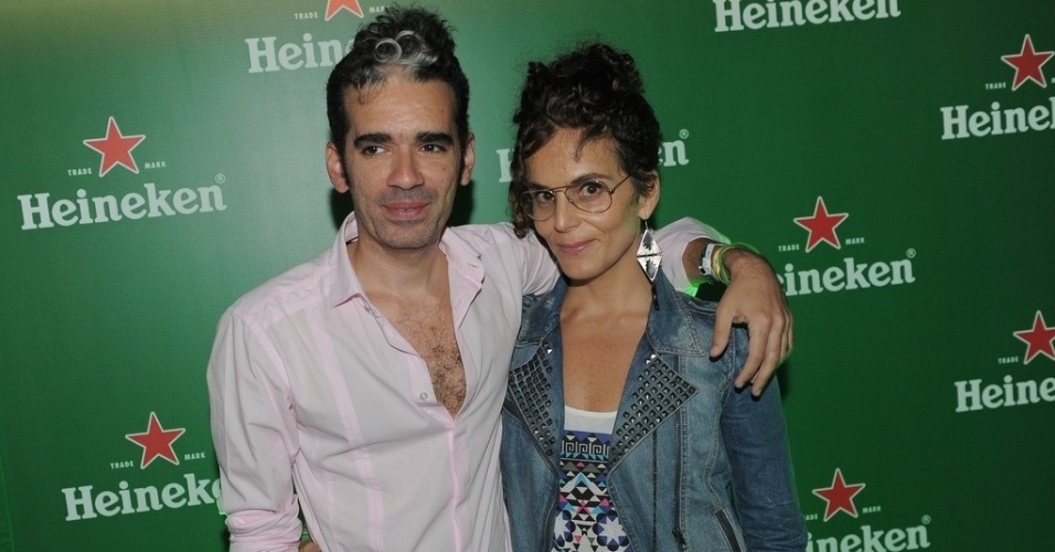 30.mar.2013 - O músico Max de Castro e sua mulher, Bárbara Gomes, posam para fotos na área vip do festival Lollapalooza Brasil 2013