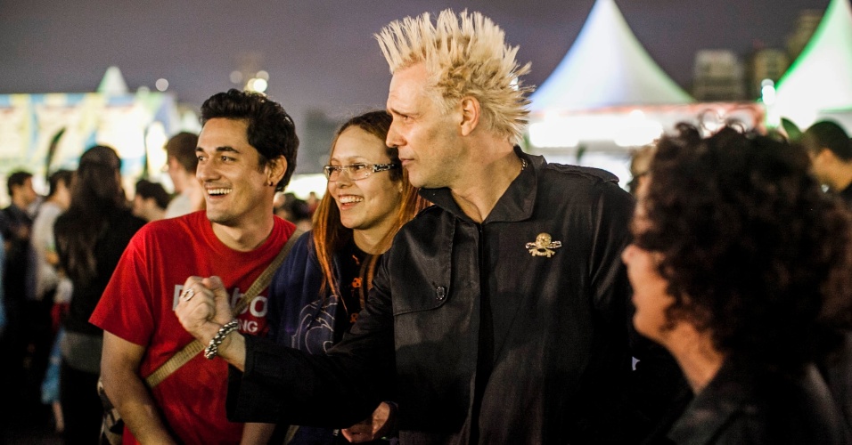 30.mar.2013 - O músico Supla posa para fotos com fãs durante o segundo dia do Lollapalooza Brasil 2013
