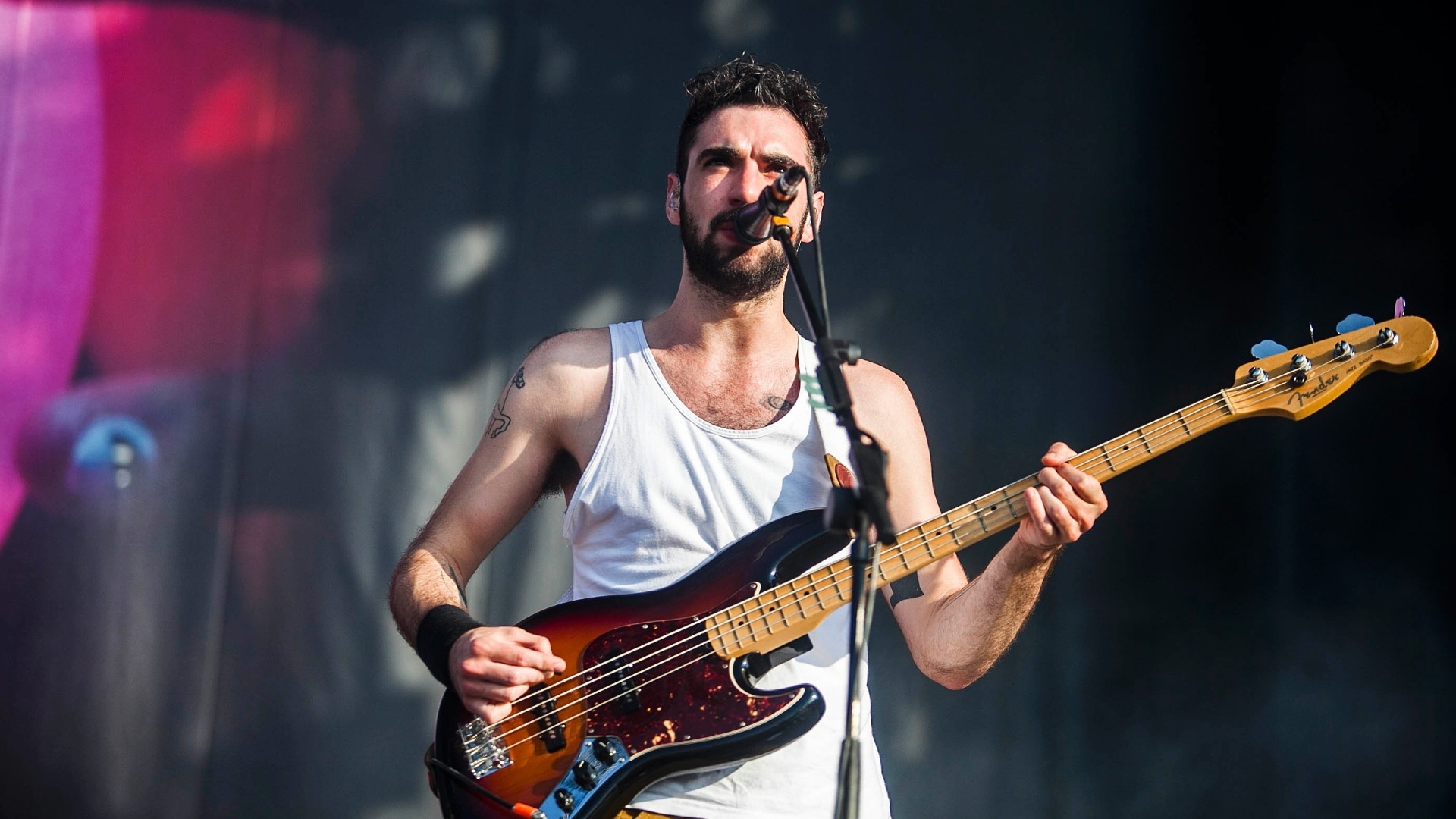 30.mar.2013 - O baixista Kevin Baird do Two Door Cinema Club se apresenta no palco Cidade Jardim no segundo dia do Lollapalooza Brasil 2013 - Leonardo Soares/UOL