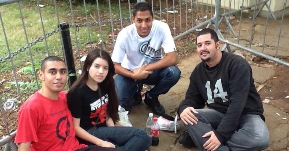 30.mar.2013 - Os primeiros fãs para o segundo dia do festival chegaram ainda na noite de sexta-feira, às 22h, para assistir de perto aos shows de Queens of the Stone Age e The Black Keys. Fabio Palmeira, Thais Chagas, Anderson Silva e Rafael Matos ouviram o show do The Killers, que fechou a noite de ontem, da fila - Thiago Azanha/UOL