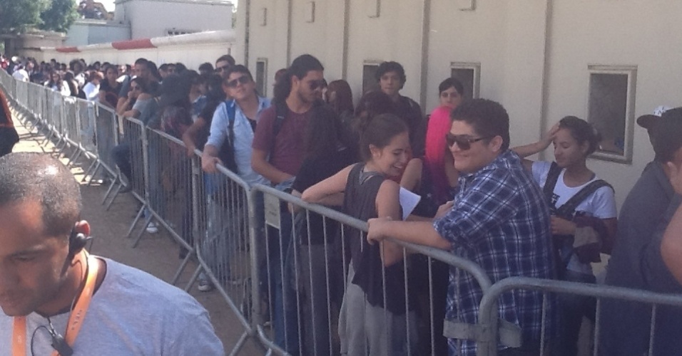 30.mar.2013 - Público enfrenta fila maior no segundo dia do festival - Thiago Azanha/UOL