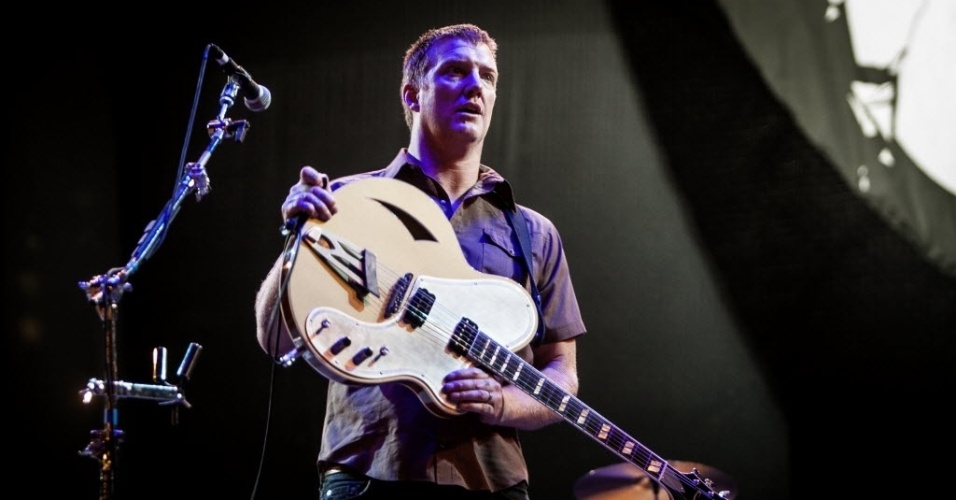 30.mar.2013 - Queens of the Stone Age se apresenta no palco Cidade Jardim no segundo dia do Lollapalooza Brasil 2013, no Jockey Club de São Paulo - Eduardo Anizelli/Folhapress