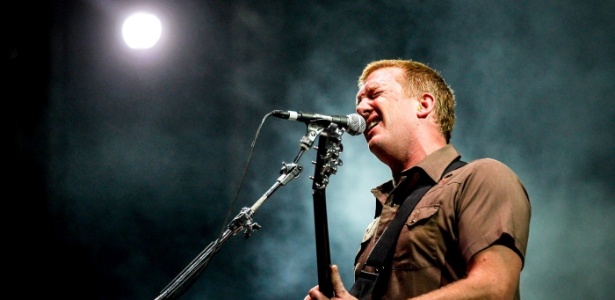 30.mar.2013 - Queens of the Stone Age se apresenta no palco Cidade Jardim no 2º dia do Lollapalooza - Leandro Moraes/UOL