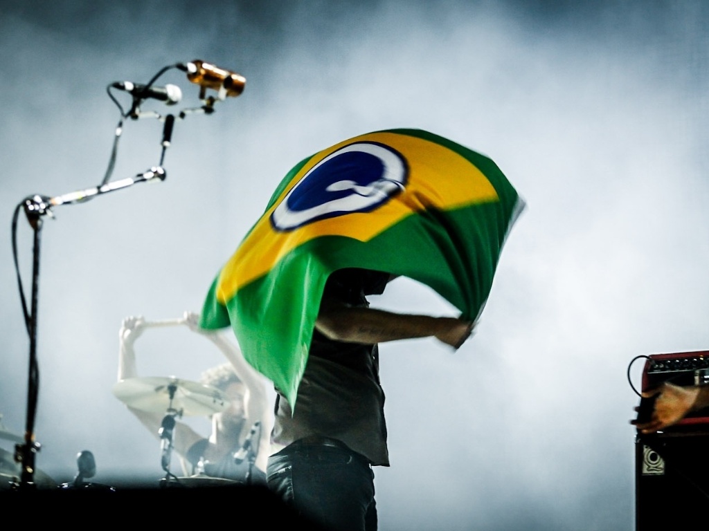 30.mar.2013 - Queens of the Stone Age se apresenta no palco Cidade Jardim no segundo dia do Lollapalooza Brasil 2013, no Jockey Club de São Paulo - Leandro Moraes/UOL