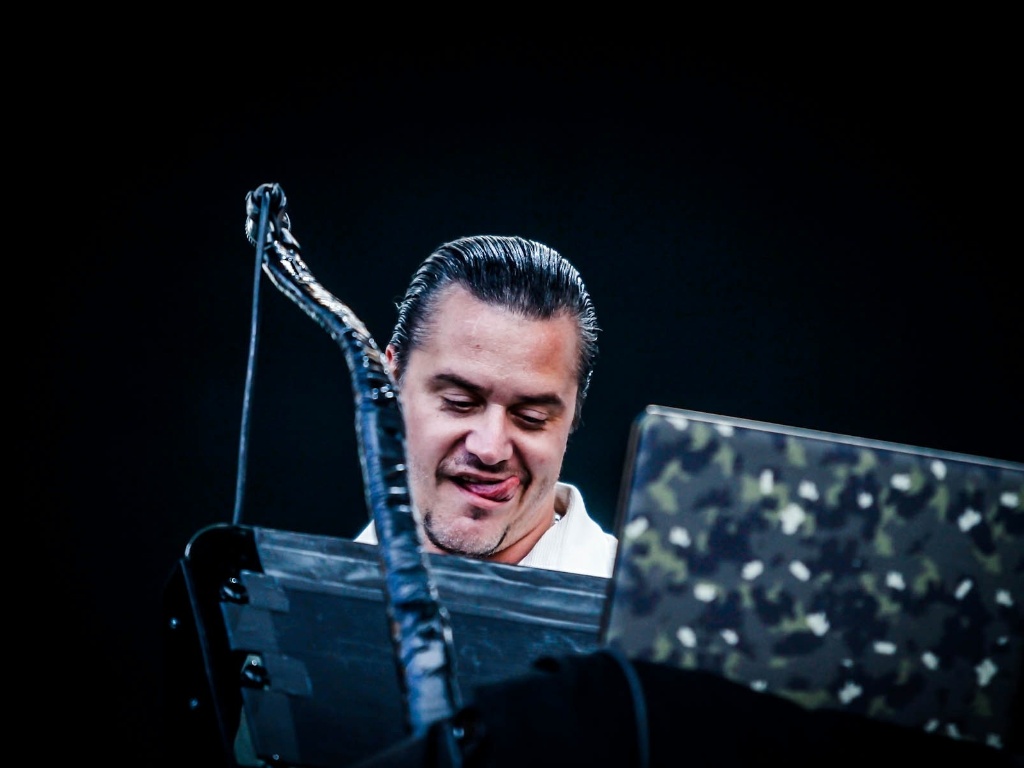 30.mar.2013 - Tomahawk se apresenta no segundo dia do Lollapalooza Brasil 2013 no palco Butantã. O grupo formado por Duane Denison (The Jesus Lizard, Unsemble), Mike Patton (Faith No More, Fantômas) e John Stanier (Helmet, Battles) vem acompanhado de Trevor Dunn (Mr. Bungle, Fantômas) - Leandro Moraes/UOL