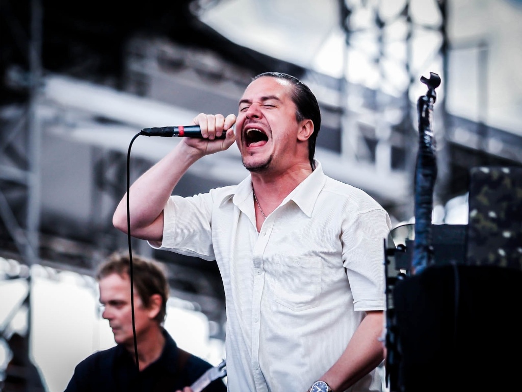 30.mar.2013 - Tomahawk se apresenta no segundo dia do Lollapalooza Brasil 2013 no palco Butantã. O grupo formado por Duane Denison (The Jesus Lizard, Unsemble), Mike Patton (Faith No More, Fantômas) e John Stanier (Helmet, Battles) vem acompanhado de Trevor Dunn (Mr. Bungle, Fantômas) - Leandro Moraes/UOL