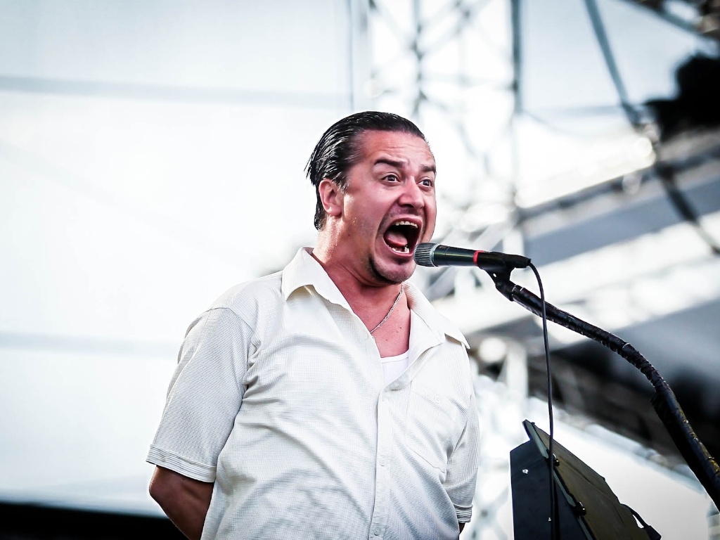 30.mar.2013 - Tomahawk se apresenta no segundo dia do Lollapalooza Brasil 2013 no palco Butantã. O grupo formado por Duane Denison (The Jesus Lizard, Unsemble), Mike Patton (Faith No More, Fantômas) e John Stanier (Helmet, Battles) vem acompanhado de Trevor Dunn (Mr. Bungle, Fantômas) - Leandro Moraes/UOL