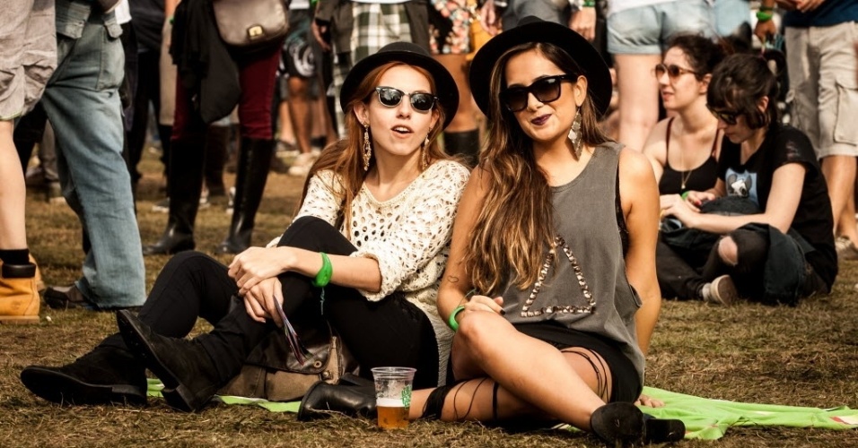 30.mar.2013: Amigas tomam uma cerveja e aproveitam a tarde ensolarada - Eduardo Anizelli/Folhapress