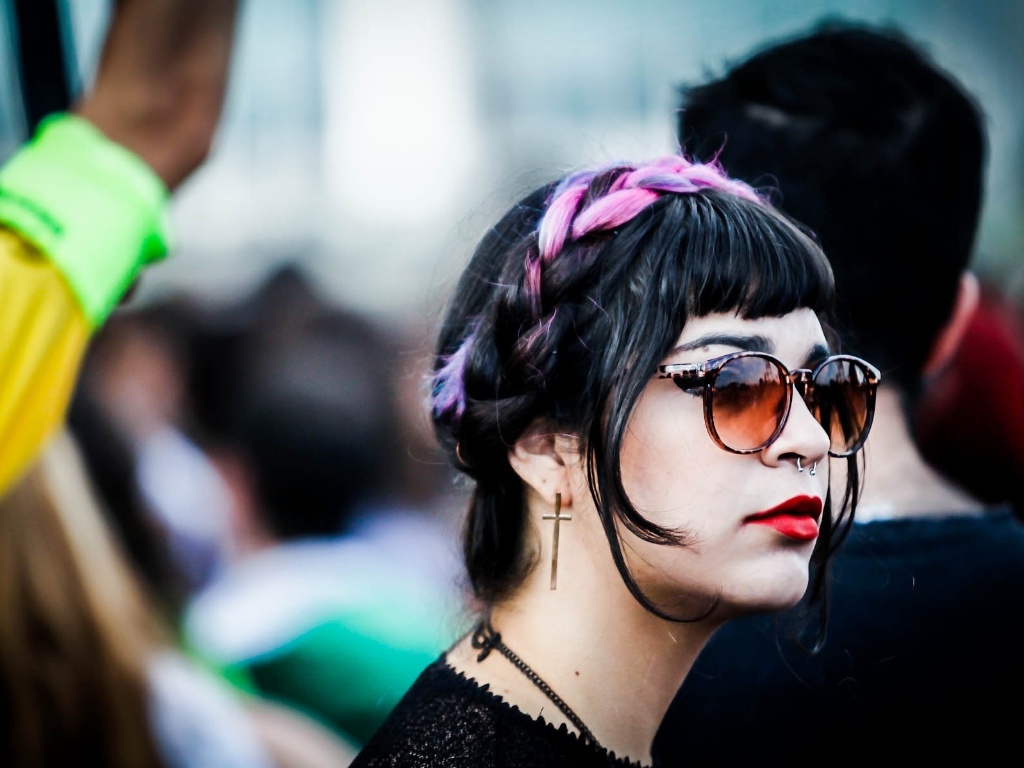 30.mar.2013: Estilosa, garota aguarda os shows do segundo dia, que tem Franz Ferdnand, Queens of the Stone Age e The Black Keys - Leandro Moraes/UOL