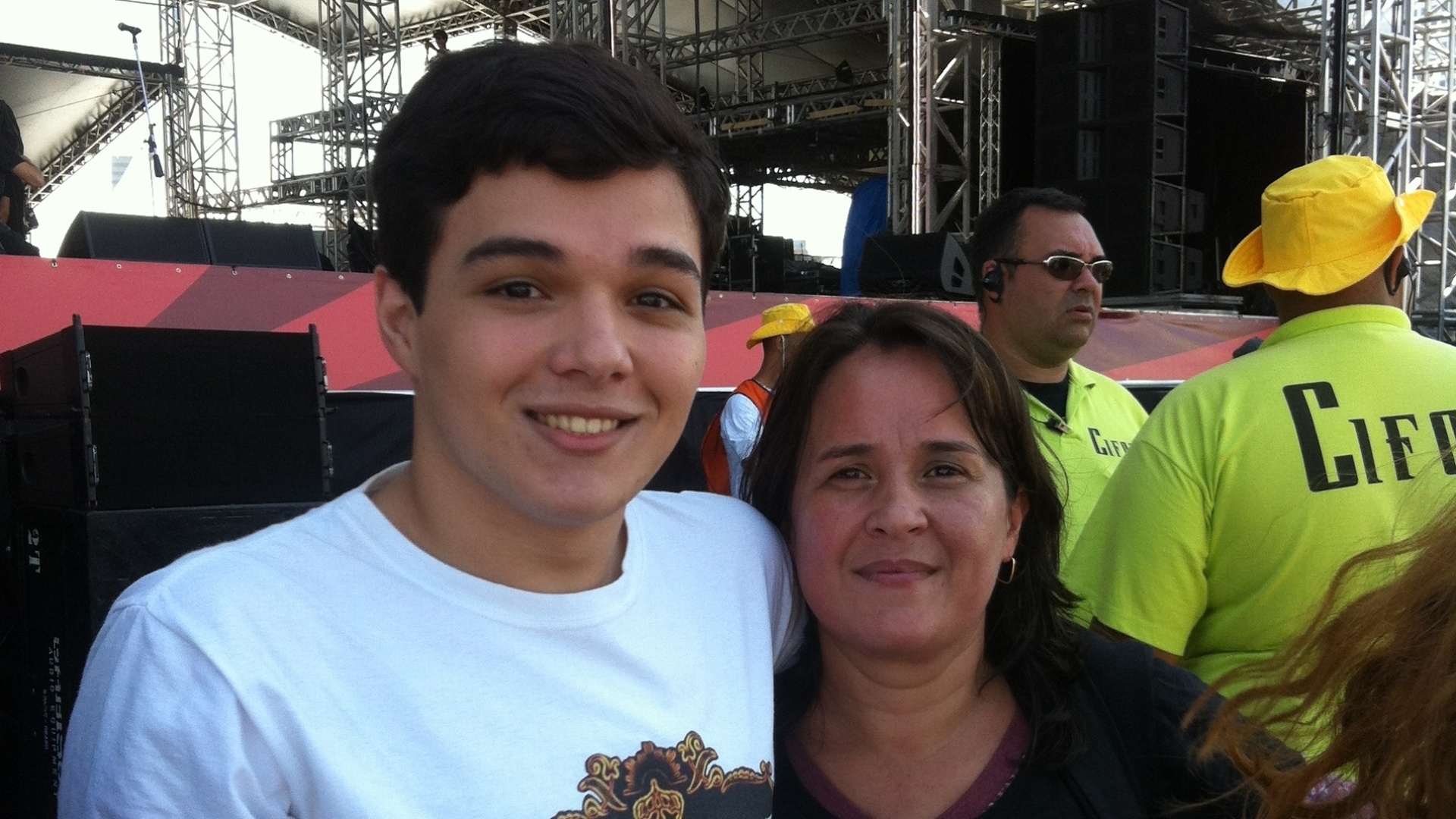 30.mar.2013: Gabriel e a mãe, Silvia, vieram de Santo André para assistir Tomahawk. "É tudo pelo prazer de ver o Mike Patton. Ele é um gênio", conta a mãe - Adriana de Barros/UOL