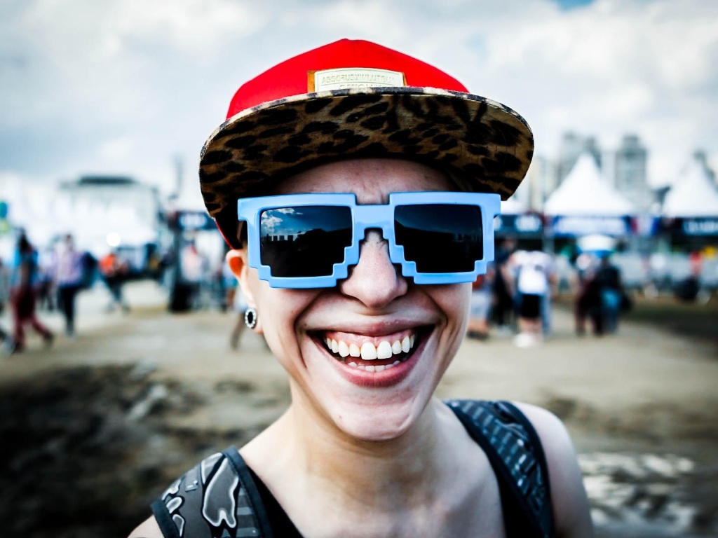 30.mar.2013: Garota exibe seus exóticos óculos, enquanto circula no Jockey Club - Leandro Moraes/UOL