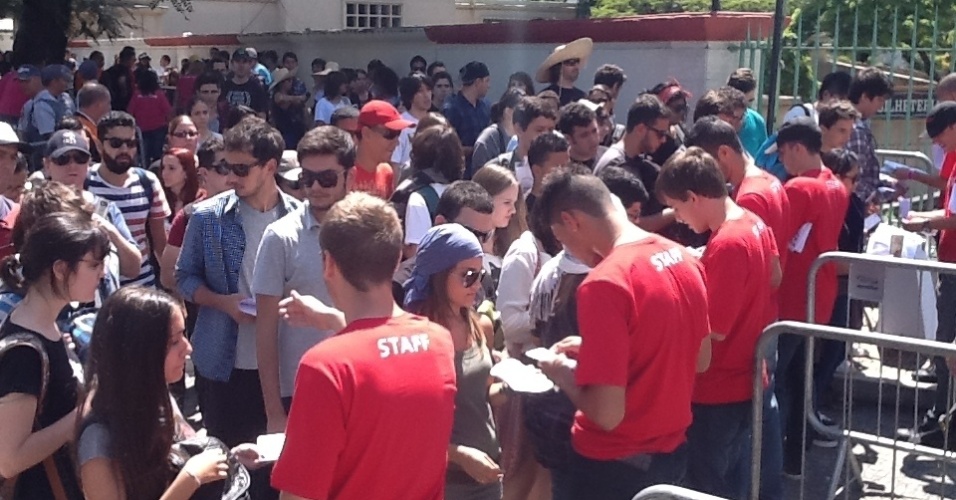 30.mar.2013: Público tem a documentação conferida na entrada do Jockey Club para o segundo dia do festival - Thiago Azanha/UOL