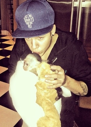 Justin Bieber posa com seu macaco para o produtor e amigo Mally Mall