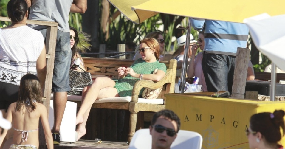 30.mar.2013 - Lindsay Lohan curte praia de de Jurerê, em Florianópolis. A atriz está no Brasil para participar de festa de uma marca de roupas