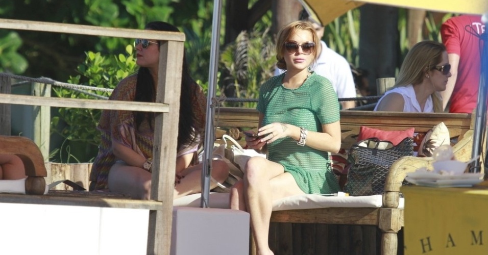 30.mar.2013 - Lindsay Lohan curte praia de de Jurerê, em Florianópolis. A atriz está no Brasil para participar de festa de uma marca de roupas