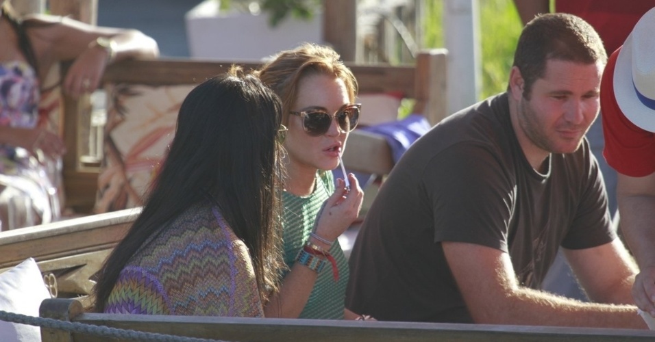 30.mar.2013 - Lindsay Lohan curte praia em Florianópolis. A atriz está no Brasil para participar de festa de uma marca de roupas