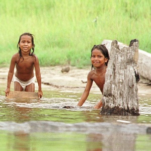 Crianças da aldeia ticuna brincam no Rio Solimões, no Amazonas; os ticunas são uma das tribos afetadas pelas mudanças climáticas - Patrícia Santos - 30.nov.1999/Folhapress