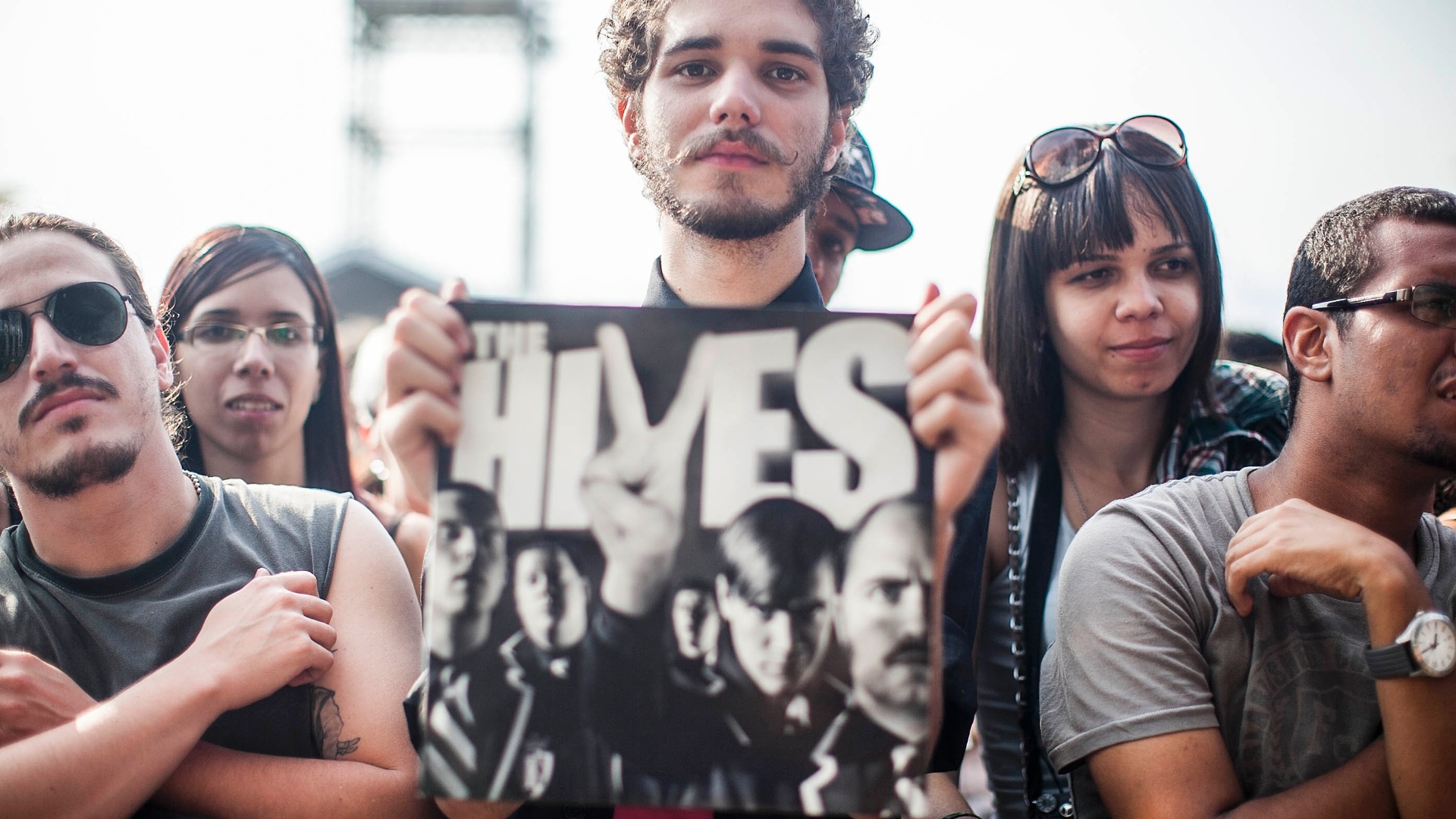31.mar.2012 - "Estranho no ninho", Pedro da Nóbrega veio de Curitiba e é o único fã da grade que veio para o show do The Hives e não do Pearl Jam no Lollapalooza - Leonardo Soares/UOL