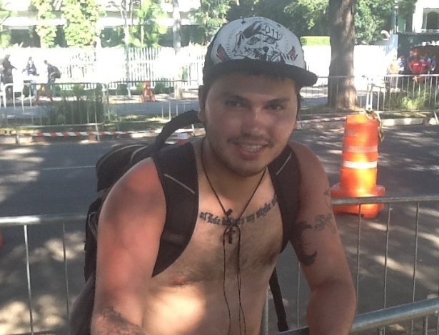 31.mar.2013 - Felipe Medeiros está desde sábado (30) pedindo dinheiro para entrar no festival Lollapalooza. Ele pretende angariar fundos para assistir aos shows do Pearl Jam e Planet Hemp. Felipe já conseguiu juntar R$ 150. Ainda faltam R$ 200 para ele comprar o ingresso oficial do Lolla - Thiago Azanha/UOL