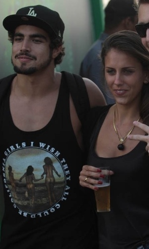 31.mar.2013 - Depois de carregar uma garota não-identificada no colo, o ator Caio Castro posou para fotos ao lado dela durante o terceiro dia de Lollapalooza Brasil 2013