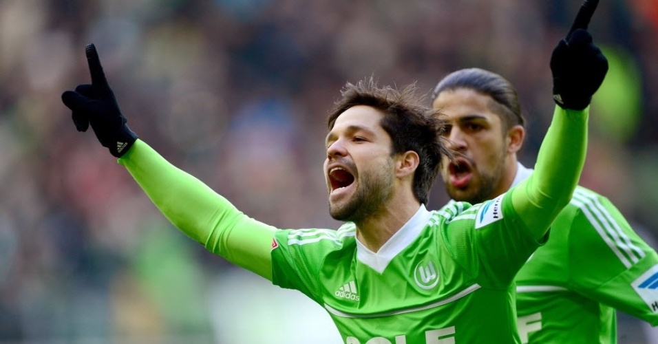 31.mar.2013 - Diego comemora seu gol no empate do Wolfsburg contra o Nuremberg, por 2 a 2