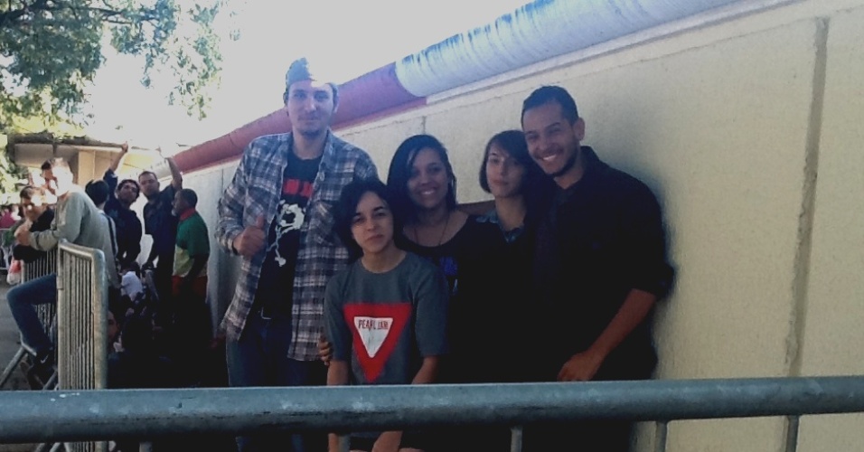 31.mar.2013 - Dylan Torres, Tatiane Alexandria, Patricia Barreto, Luana Bramorski e Thiago Idalgo foram os primeiros da fila. Patricia e Thiago conseguiram a façanha pelo segundo ano consecutivo no festival. Dessa vez, os amigos querem ficar grudados na grade para assistir ao show do Pearl Jam - Thiago Azanha/UOL