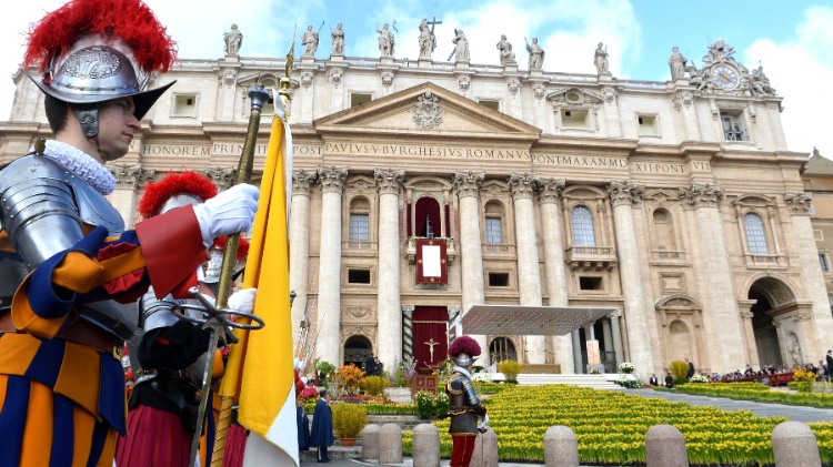 A Guarda Suíça se posicionando na praça São Pedro, no Vaticano, momentos antes da primeira missa de Páscoa de Francisco como papa em 2013 A Guarda Suíça se posicionando na praça São Pedro, no Vaticano, momentos antes da primeira missa de Páscoa de Francisco como papa em 2013