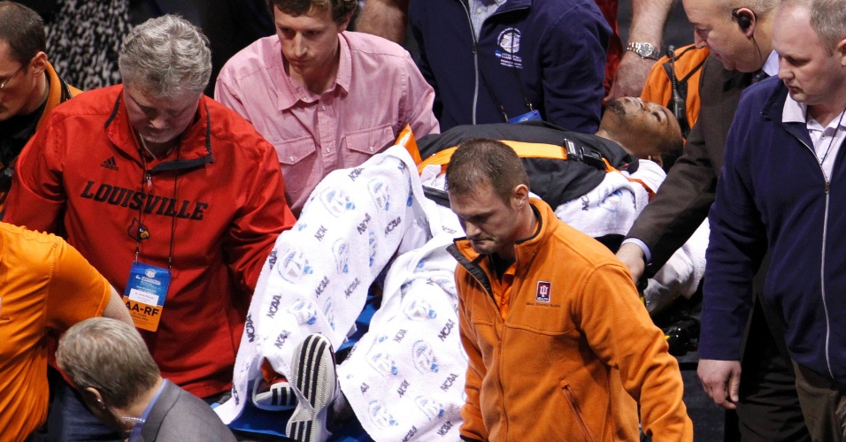 31.mar.2013 - Kevin Ware deixando a quadra de maca após fraturar a perna no jogo contra Duke 