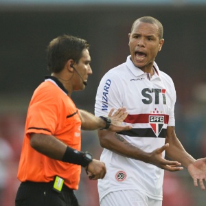 Luís Fabiano reclama com o juiz durante clássico entre São Paulo e Corinthians no Morumbi