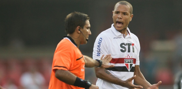 Luís Fabiano reclama com o juiz durante clássico entre São Paulo e Corinthians - Fernando Donasci/UOL