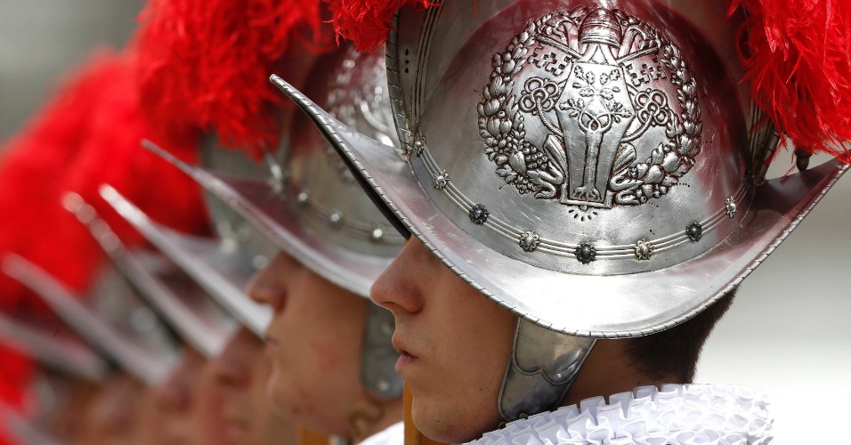 31.mar.2013 - Membros da Guarda Suíça assistem em fila à celebração da missa de Páscoa na praça São Pedro, no Vaticano