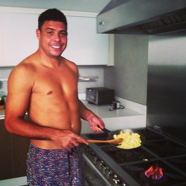 31.mar.2013 - Namorada de Ronaldo publica foto do ex-jogador cozinhando