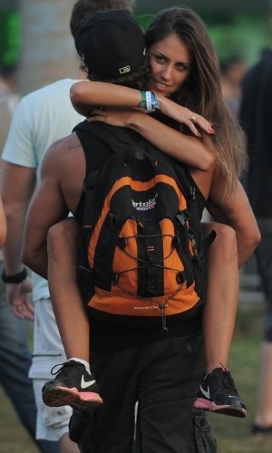 31.mar.2013 - O ator Caio Castro carrega garota no colo no terceiro dia de Lollapalooza Brasil 2013