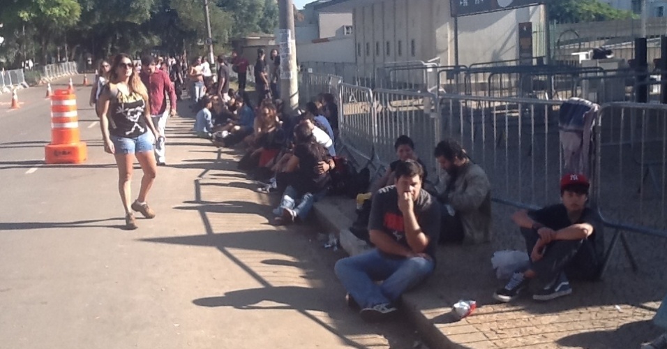 31.mar.2013 - O terceiro e último dia do Lollapalooza já registra a maior fila do festival. Os fãs do Pearl Jam acordaram cedo e enfrentaram o sol na fila que já soma 1 km. Os portões do Jockey Club devem ser abertos por volta das 12h - Thiago Azanha/UOL