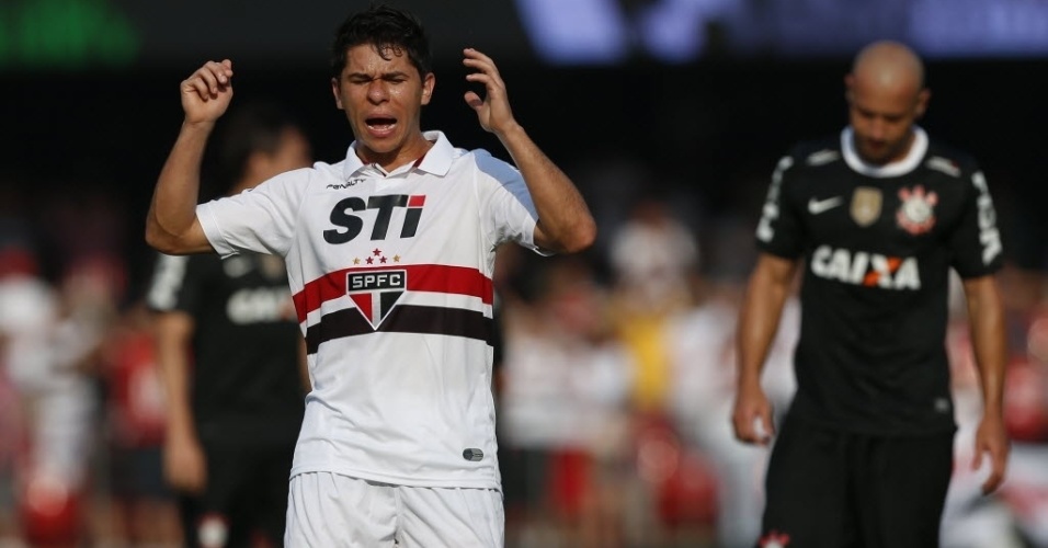 31.mar.2013 - Osvaldo reclama após jogada durante clássico entre São Paulo e Corinthians no Morumbi